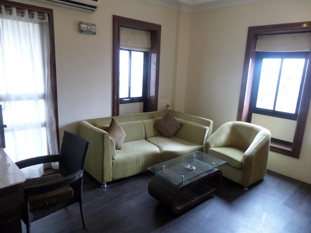 Hotel Raj Palace Ahmednagar Esterno foto