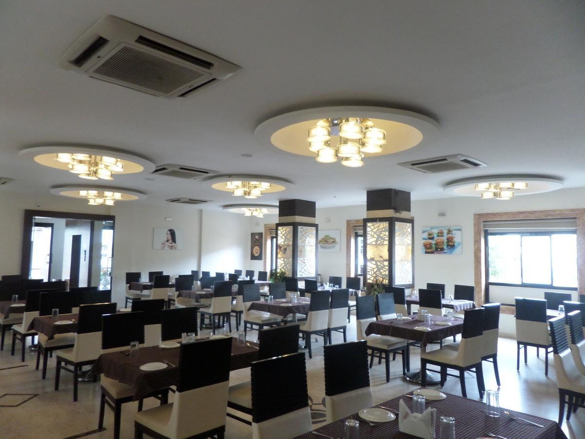 Hotel Raj Palace Ahmednagar Esterno foto