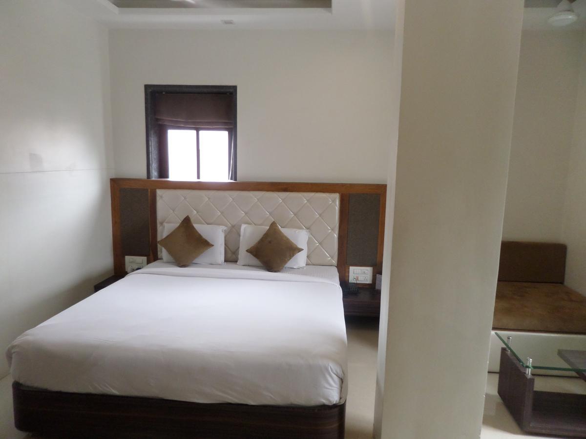 Hotel Raj Palace Ahmednagar Esterno foto