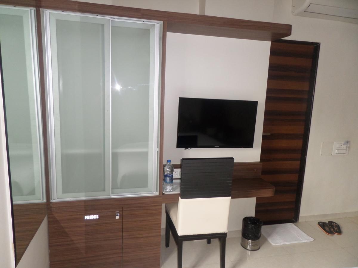 Hotel Raj Palace Ahmednagar Esterno foto