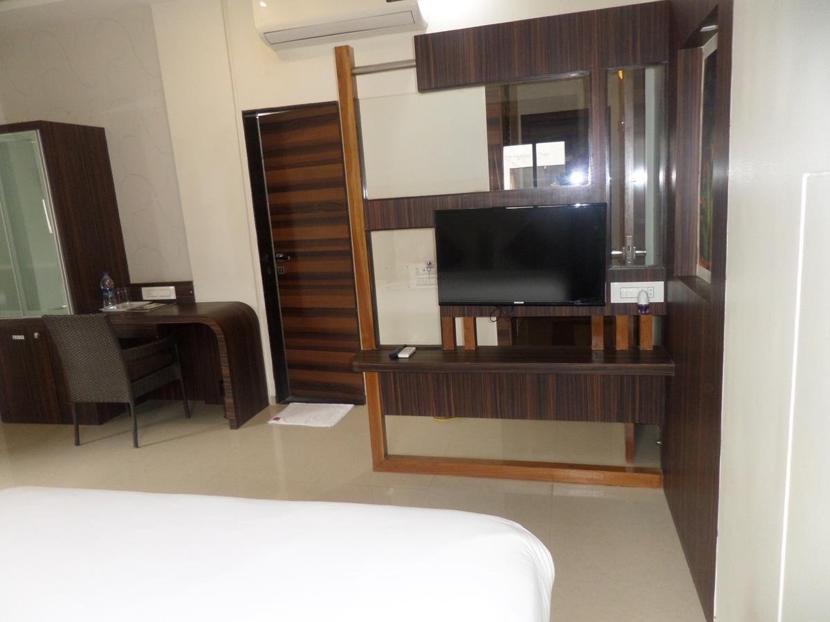 Hotel Raj Palace Ahmednagar Esterno foto