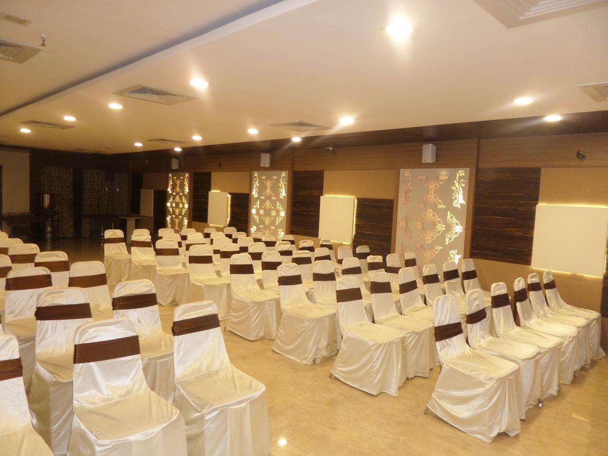 Hotel Raj Palace Ahmednagar Esterno foto
