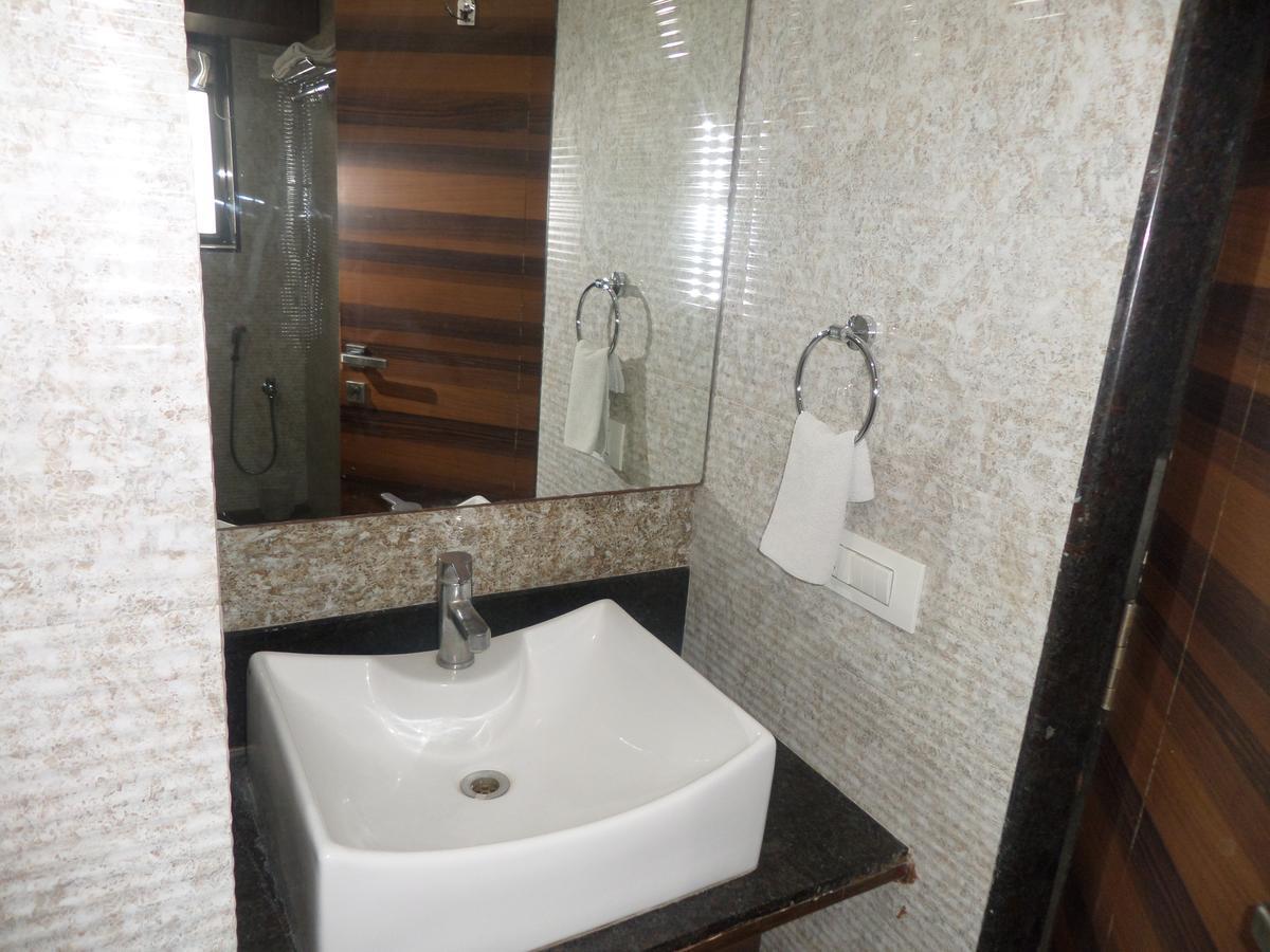 Hotel Raj Palace Ahmednagar Esterno foto