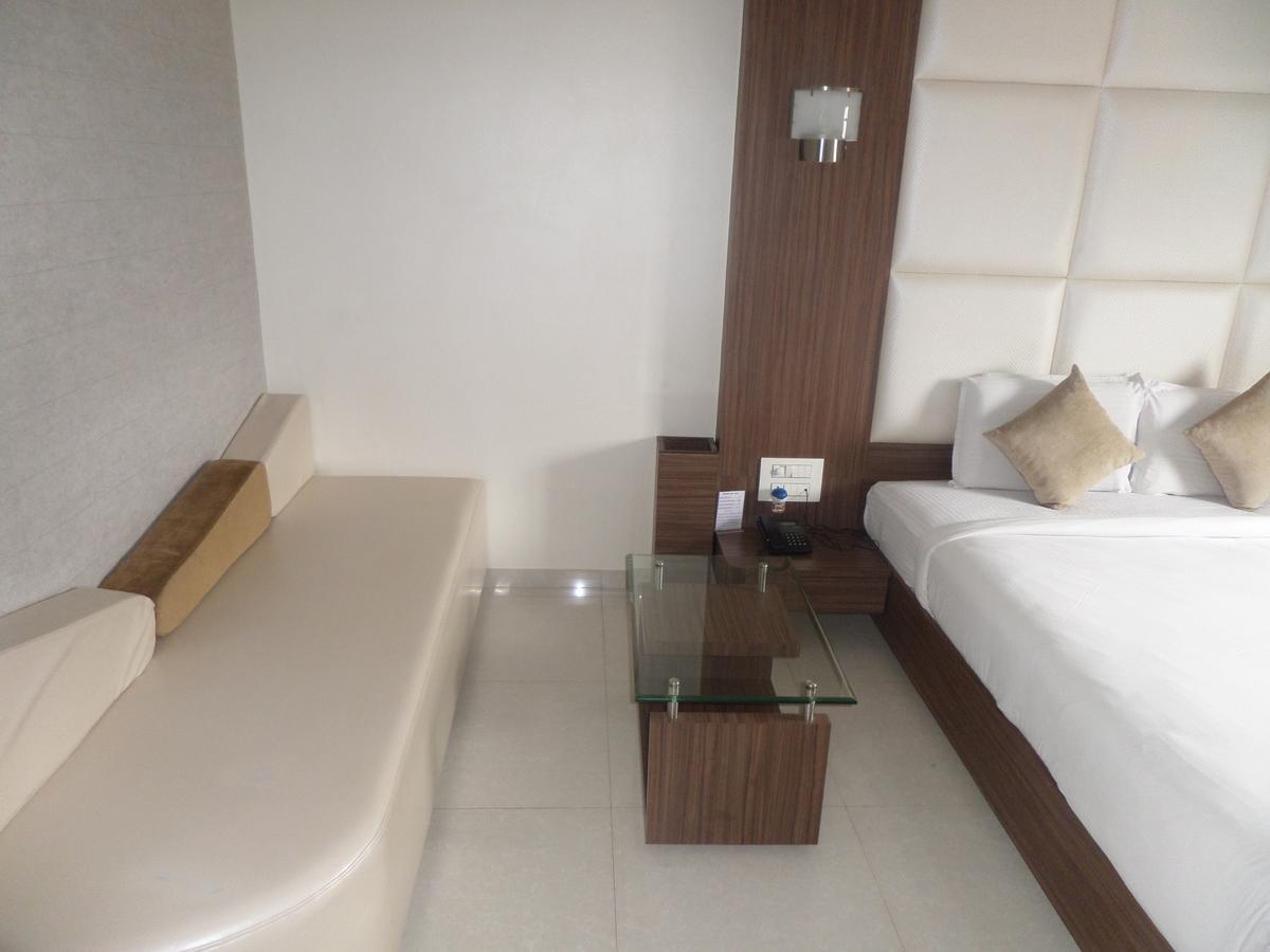 Hotel Raj Palace Ahmednagar Esterno foto