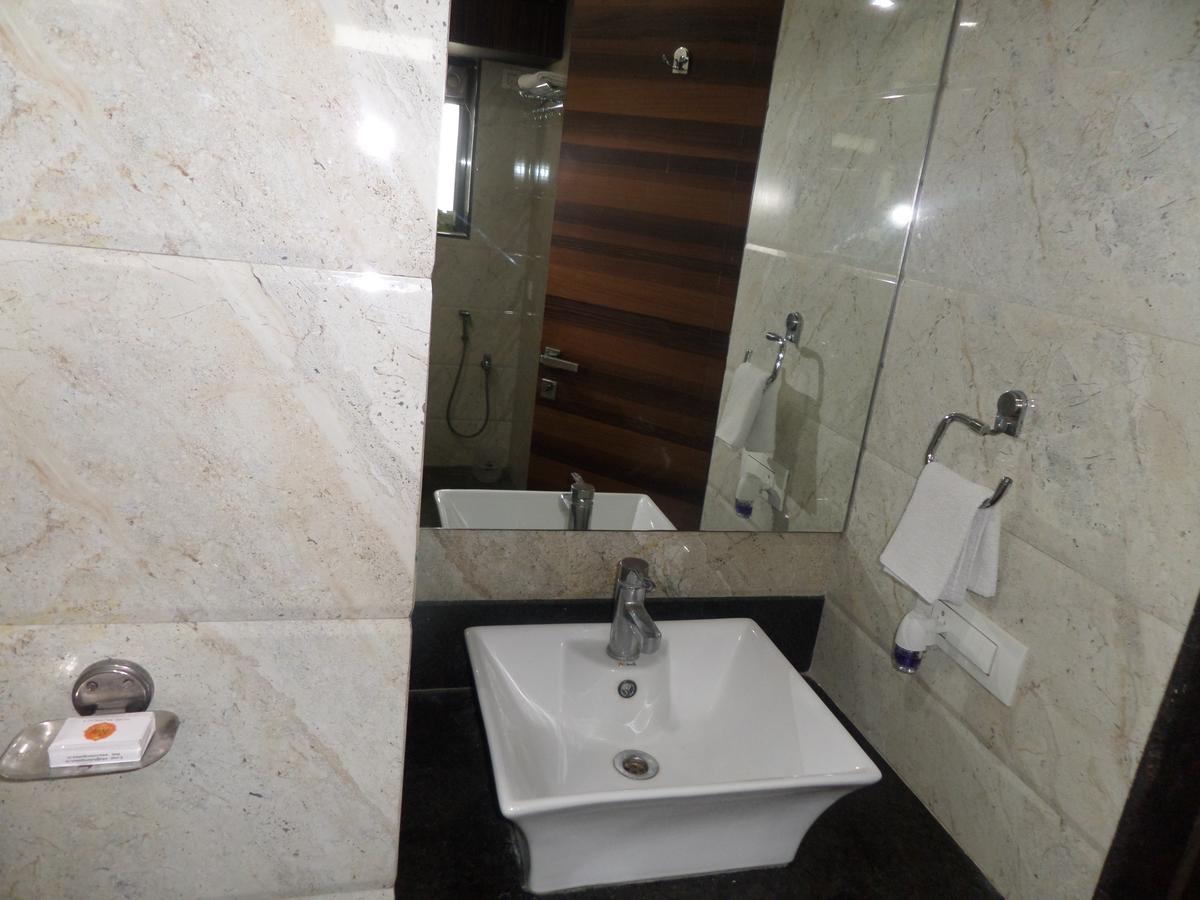 Hotel Raj Palace Ahmednagar Esterno foto