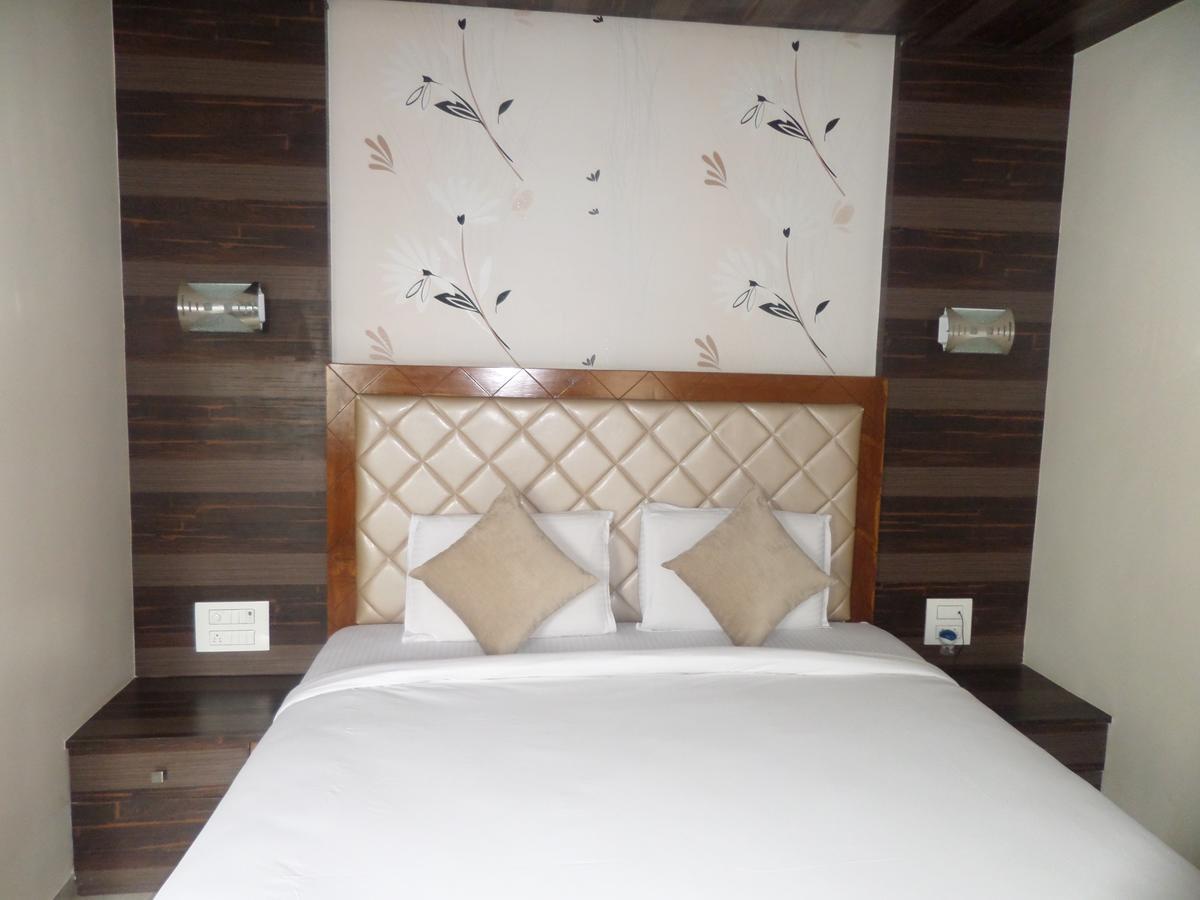 Hotel Raj Palace Ahmednagar Esterno foto