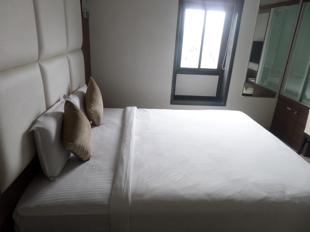 Hotel Raj Palace Ahmednagar Esterno foto