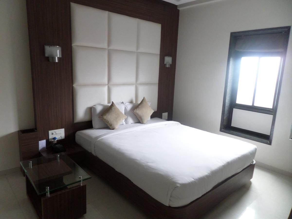 Hotel Raj Palace Ahmednagar Esterno foto