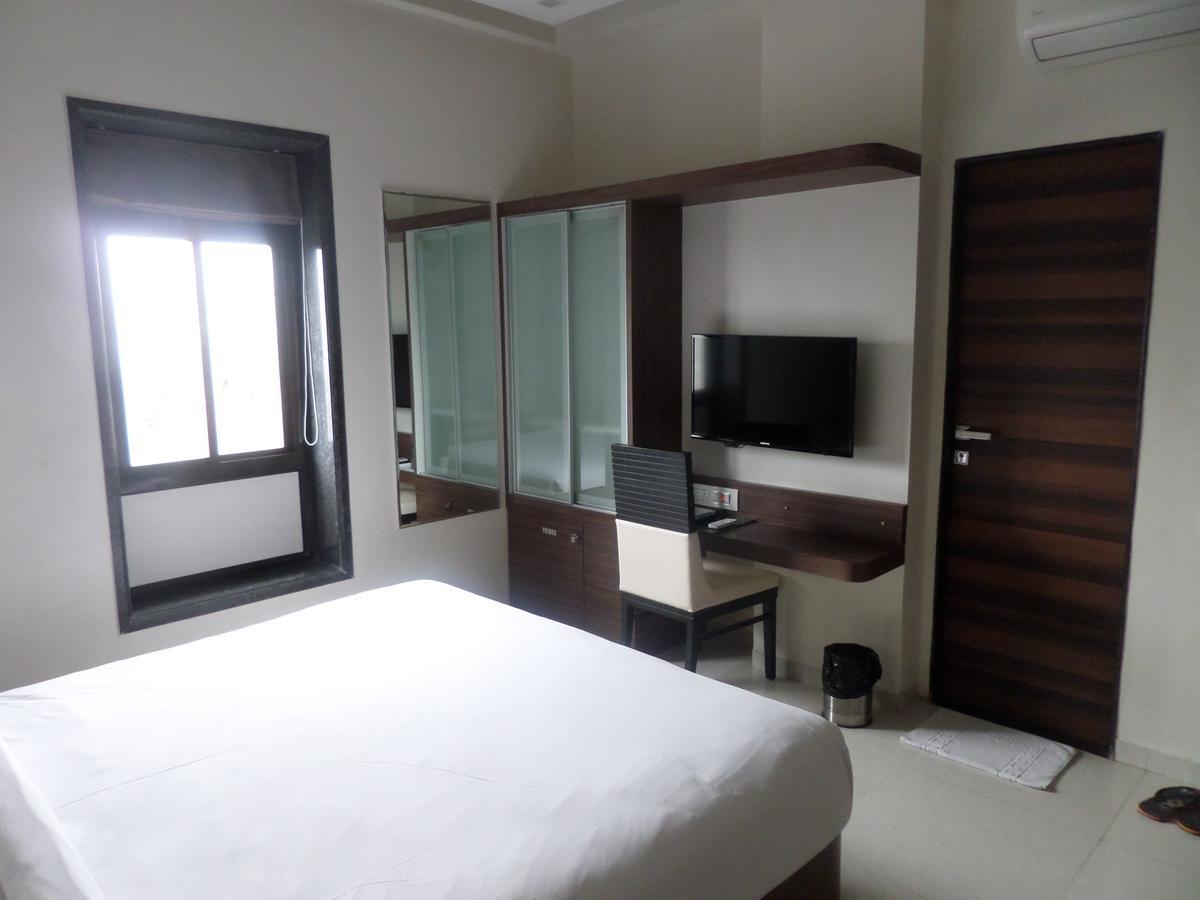 Hotel Raj Palace Ahmednagar Esterno foto