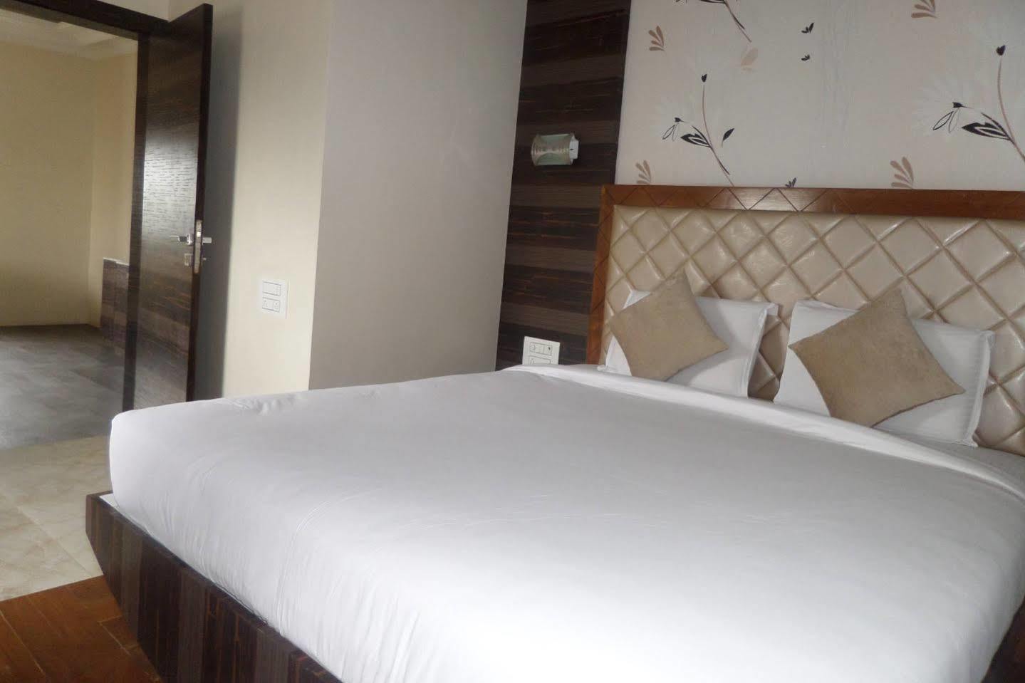 Hotel Raj Palace Ahmednagar Esterno foto