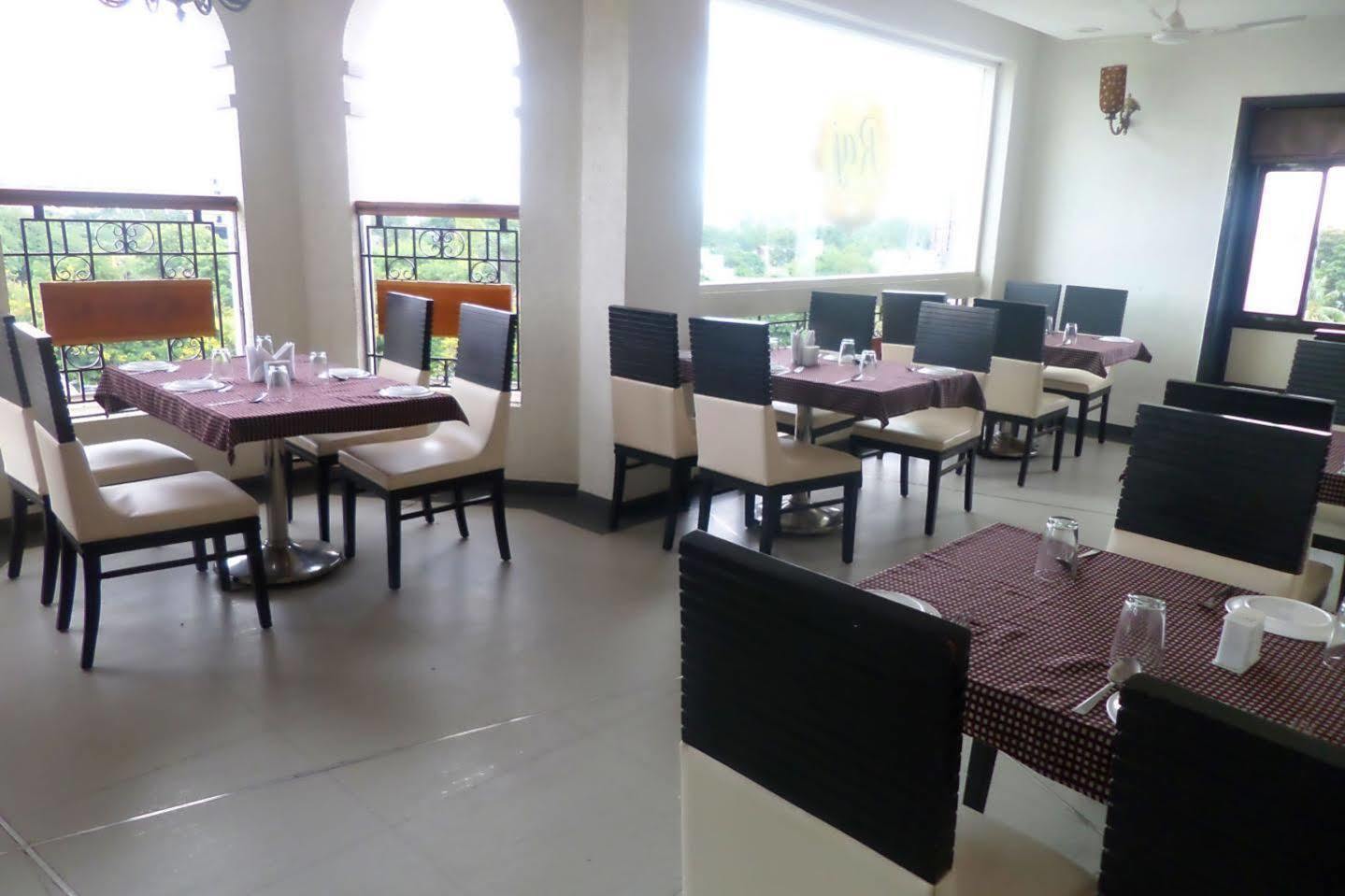 Hotel Raj Palace Ahmednagar Esterno foto