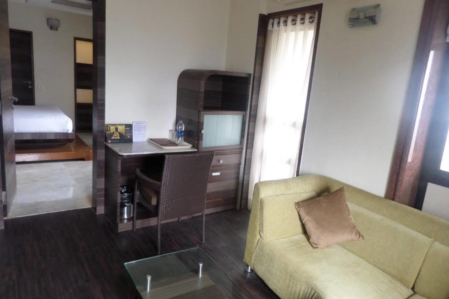 Hotel Raj Palace Ahmednagar Esterno foto