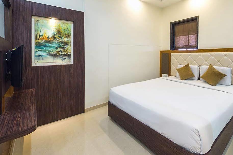 Hotel Raj Palace Ahmednagar Esterno foto