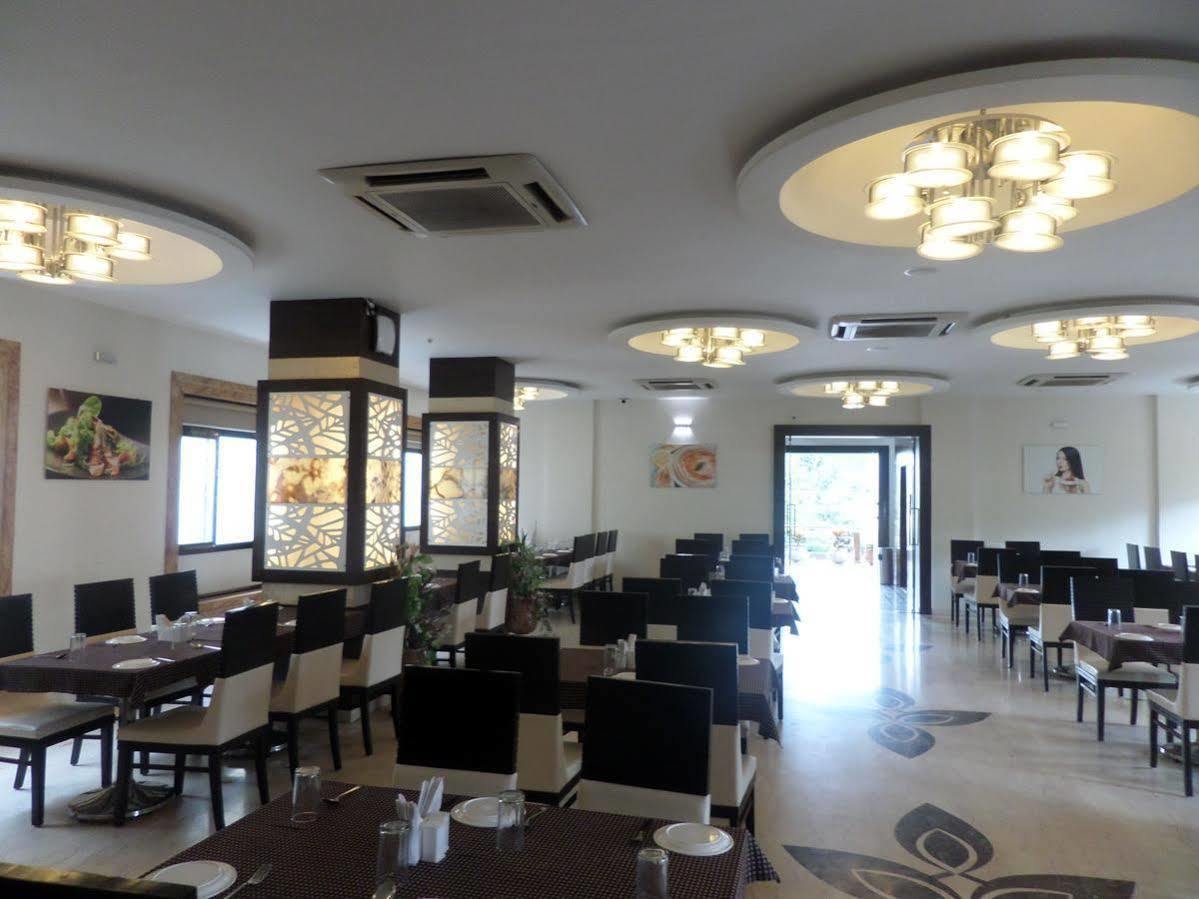 Hotel Raj Palace Ahmednagar Esterno foto