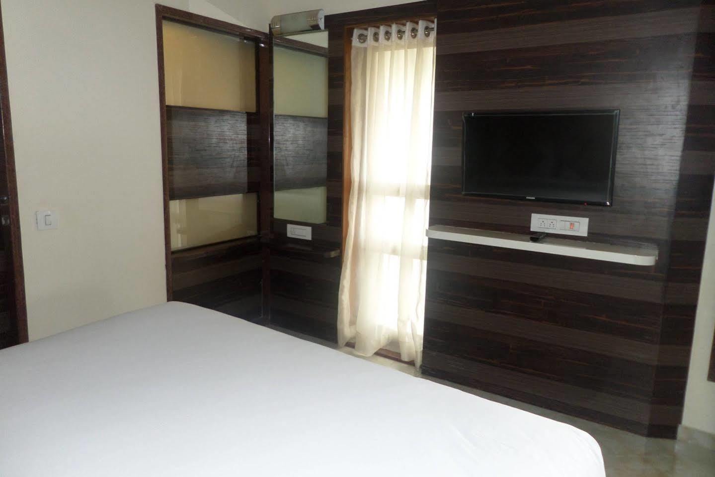 Hotel Raj Palace Ahmednagar Esterno foto