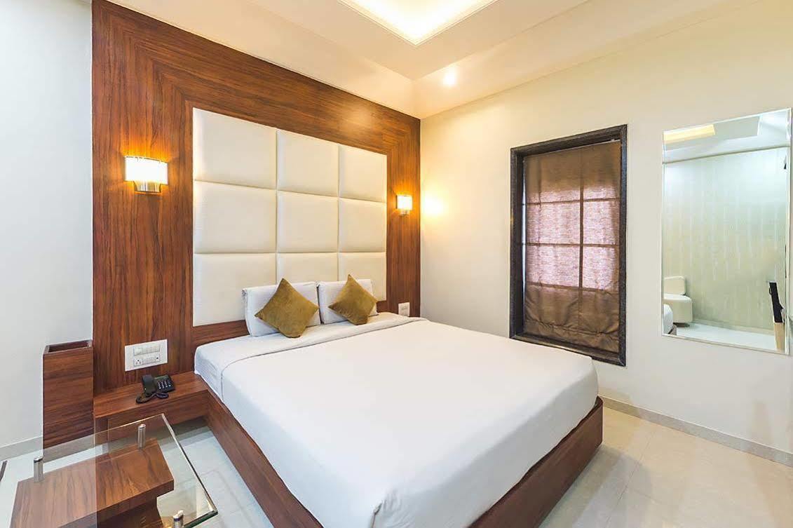 Hotel Raj Palace Ahmednagar Esterno foto