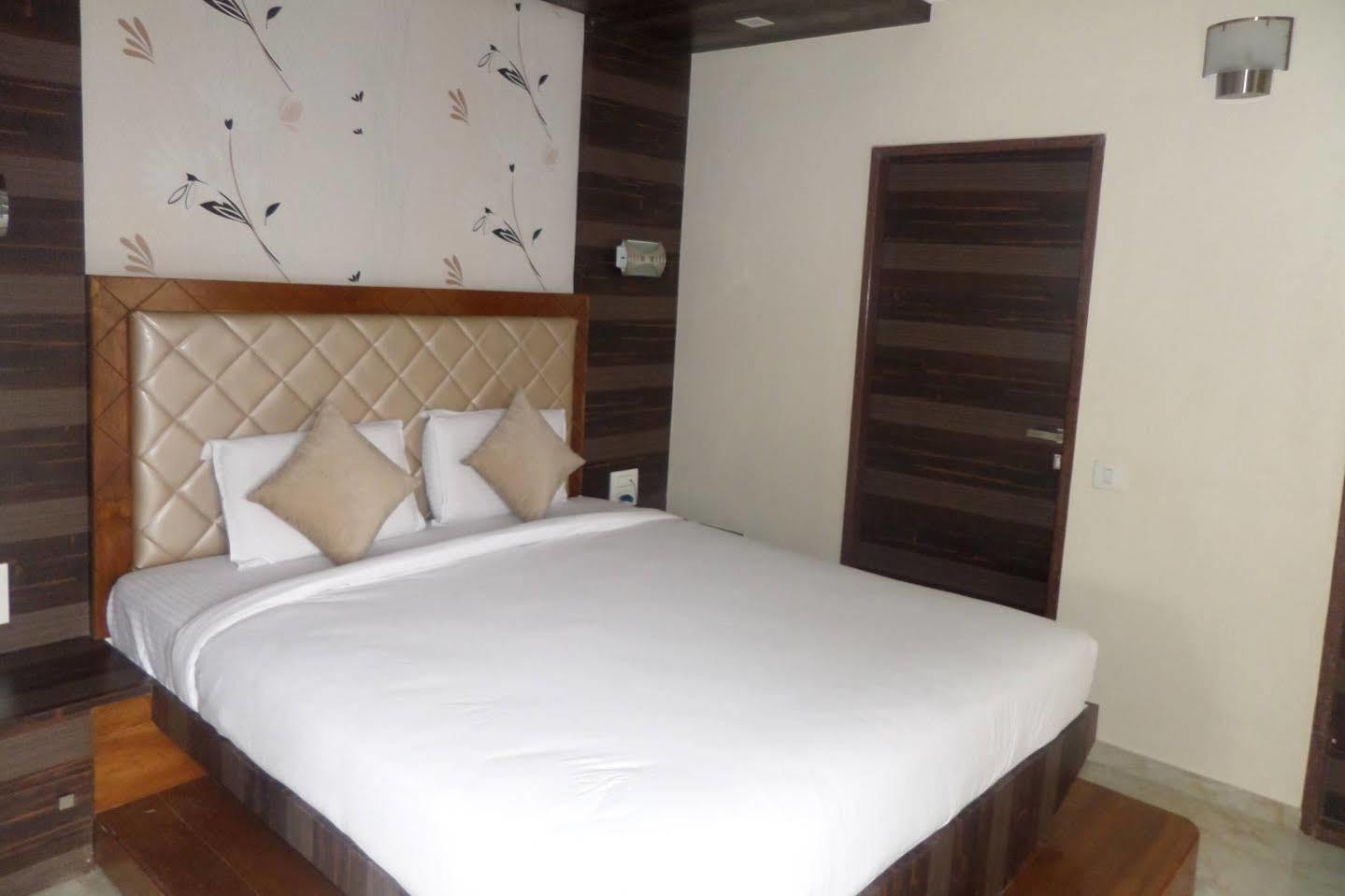 Hotel Raj Palace Ahmednagar Esterno foto