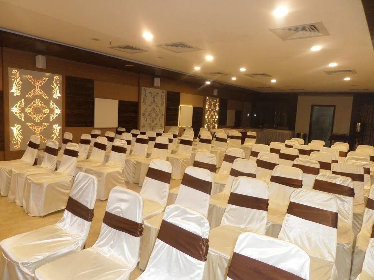 Hotel Raj Palace Ahmednagar Esterno foto